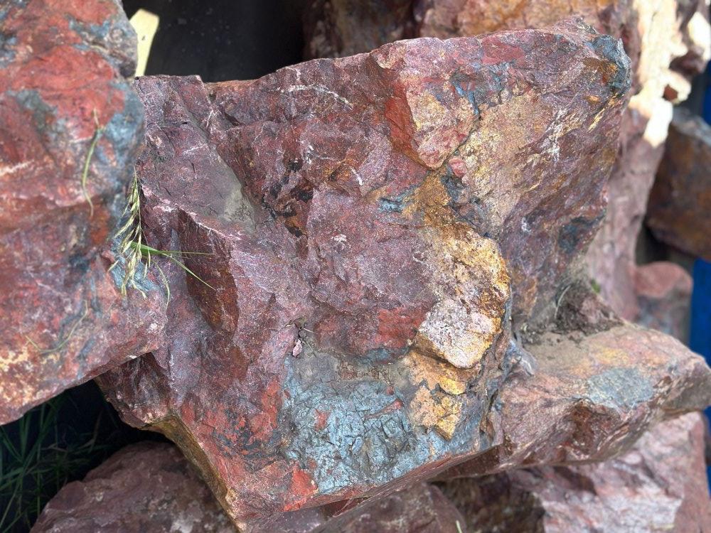 Камни для ландшафтного дизайна красно-фиолетовые 10-60 килограмм купить в Искитиме