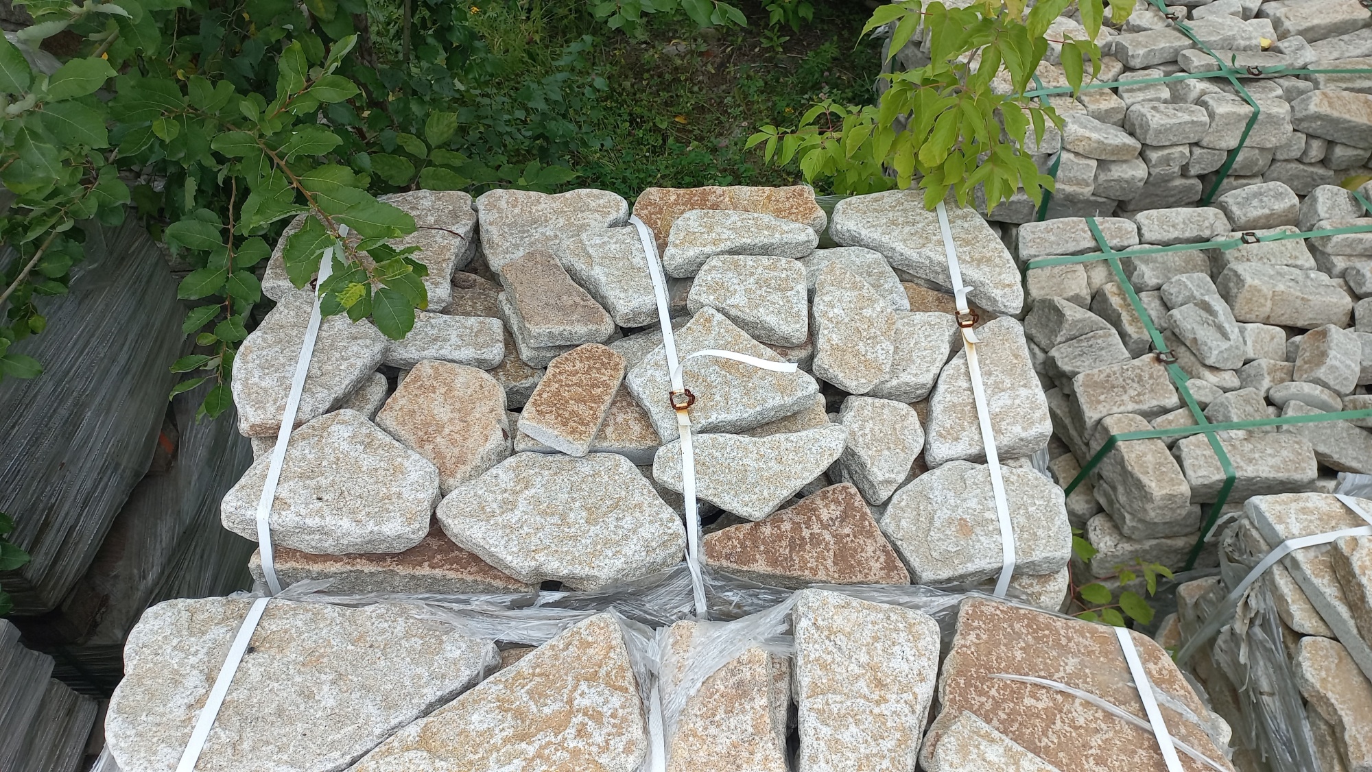 Плитняк галтованный гранитный для ландшафтного дизайна купить в Искитиме