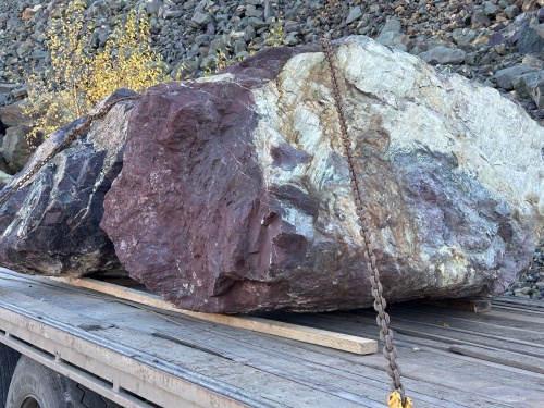 Огромные красно-фиолетовые валуны для ландшафтного дизайна весом более 5 тонн купить в Искитиме