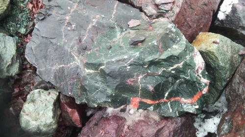 Гигантские зелёные валуны для ландшафтного дизайна весом более 5 тонн купить в Искитиме