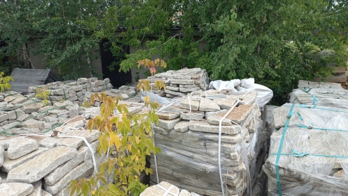 Плитняк галтованный гранитный для ландшафтного дизайна купить в Искитиме