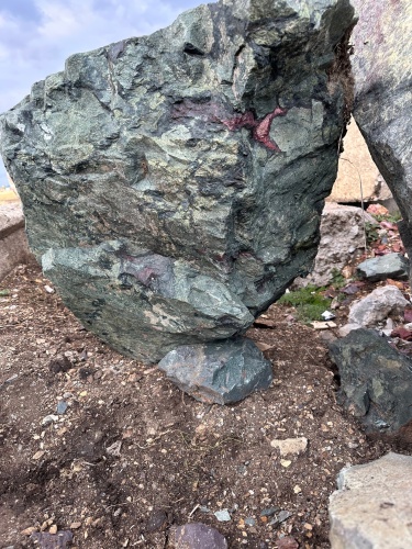 Гигантские зелёные валуны для ландшафтного дизайна весом более 5 тонн купить в Искитиме