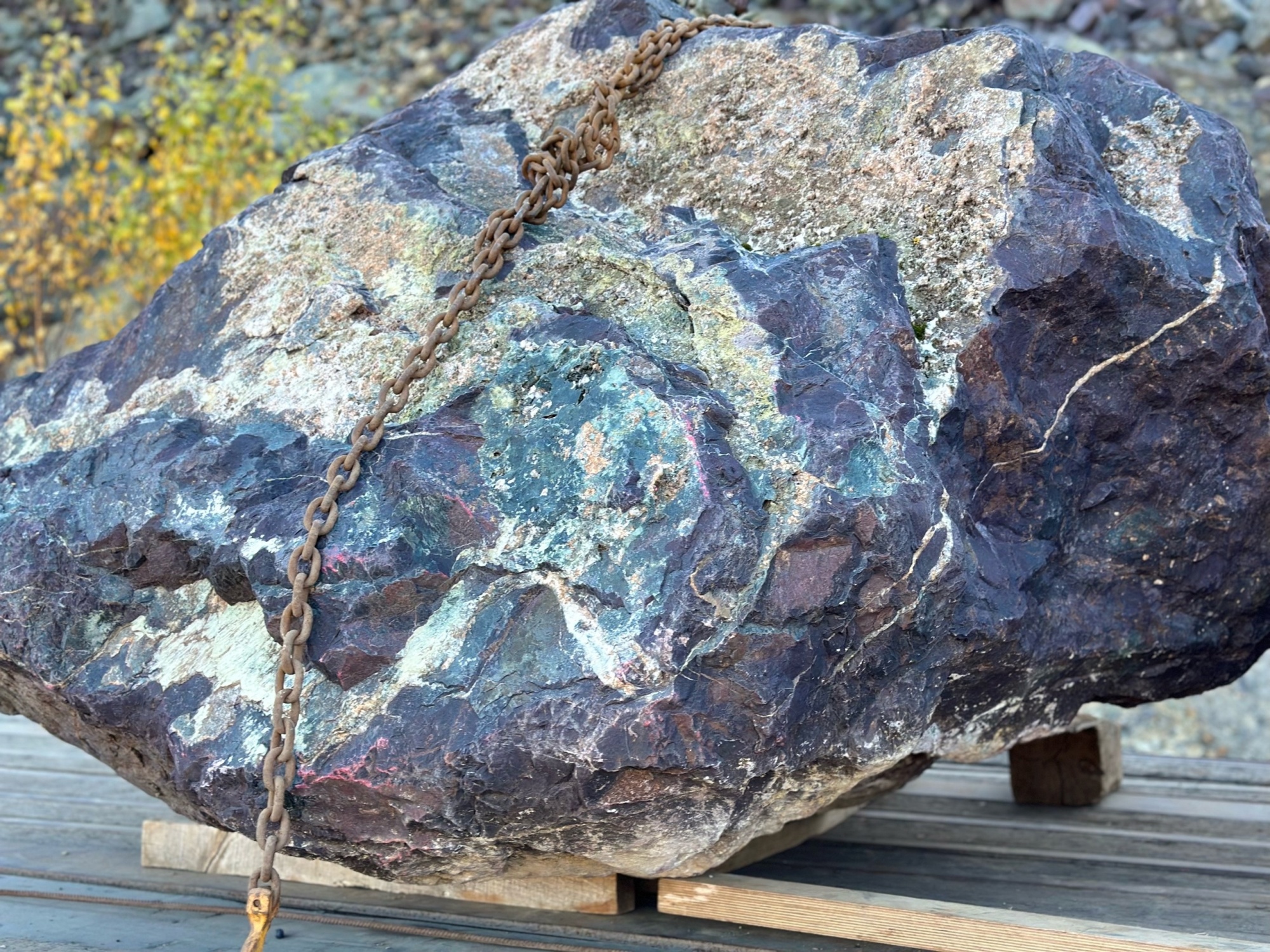 Огромные красно-фиолетовые валуны для ландшафтного дизайна весом более 5 тонн купить в Искитиме