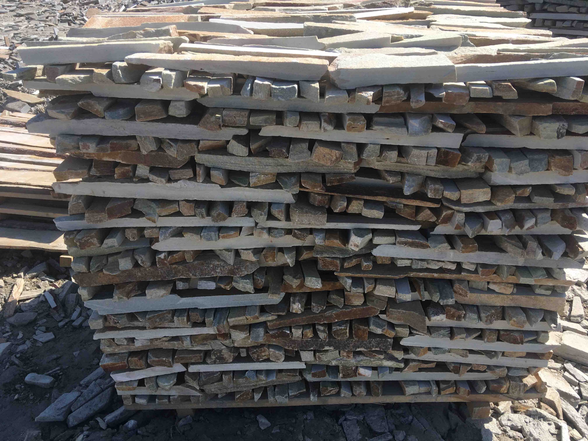 Горбушка златолит золотистый для облицовки купить в Искитиме