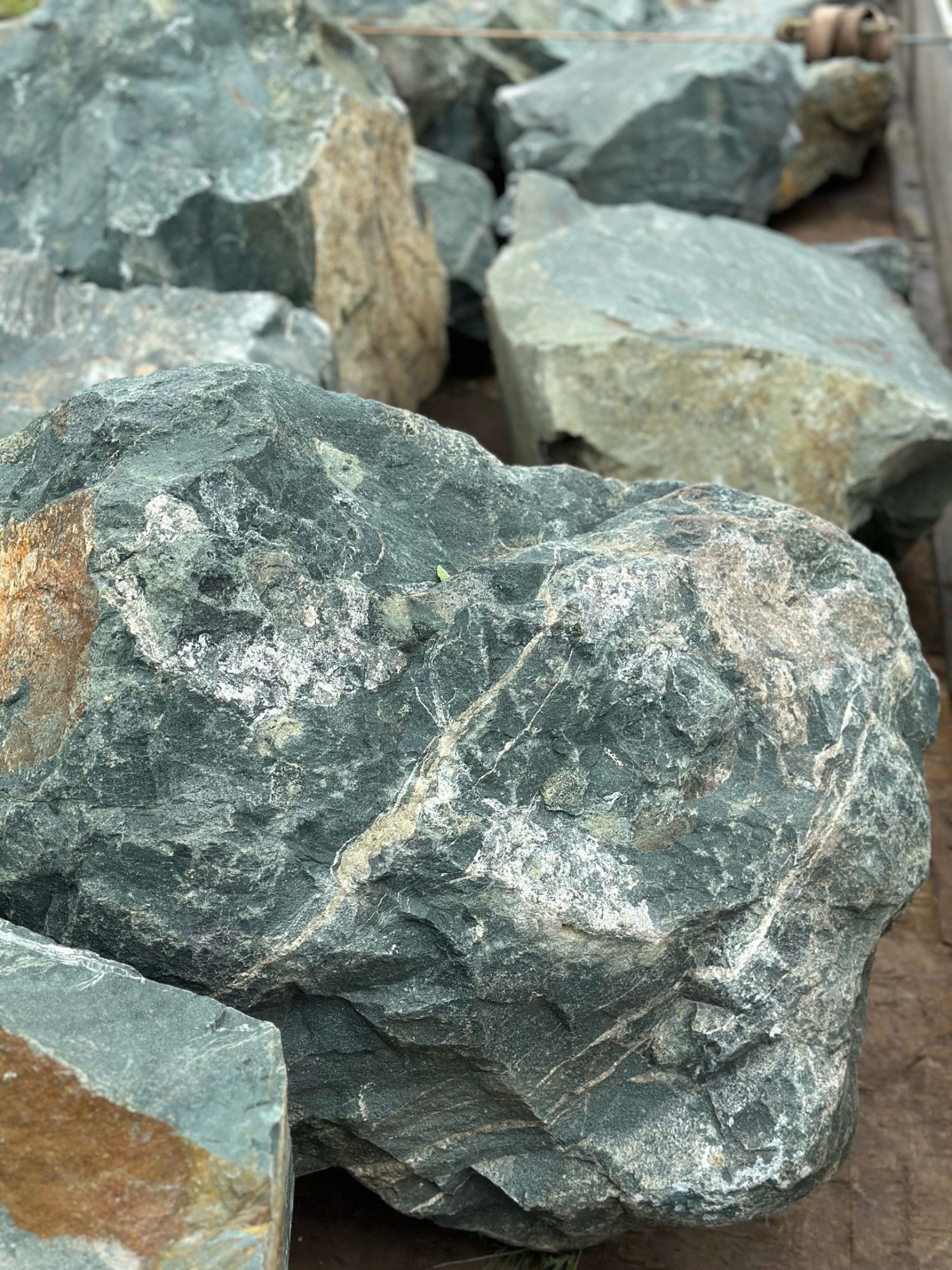 Камни для ландшафтного дизайна зелёные 10-60 килограмм купить в Искитиме