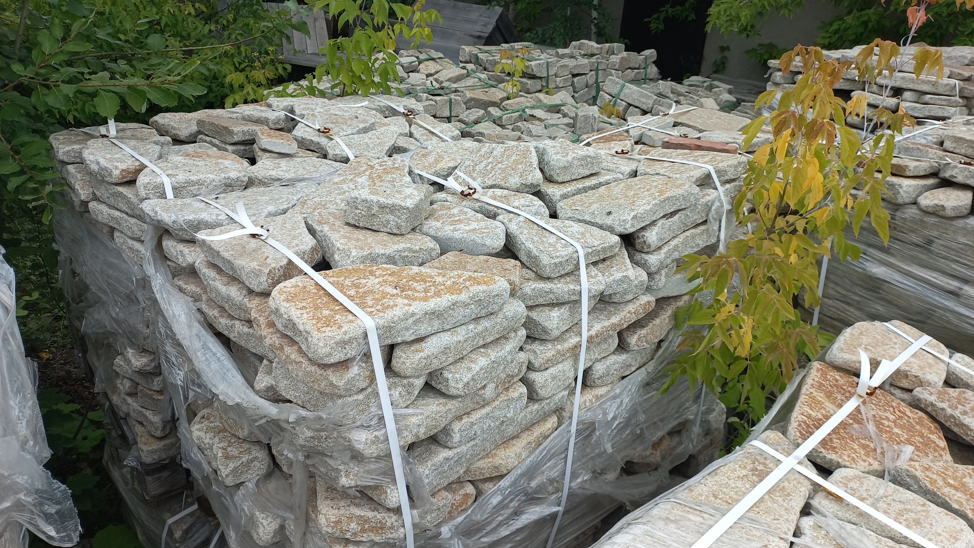 Плитняк галтованный гранитный для ландшафтного дизайна купить в Искитиме