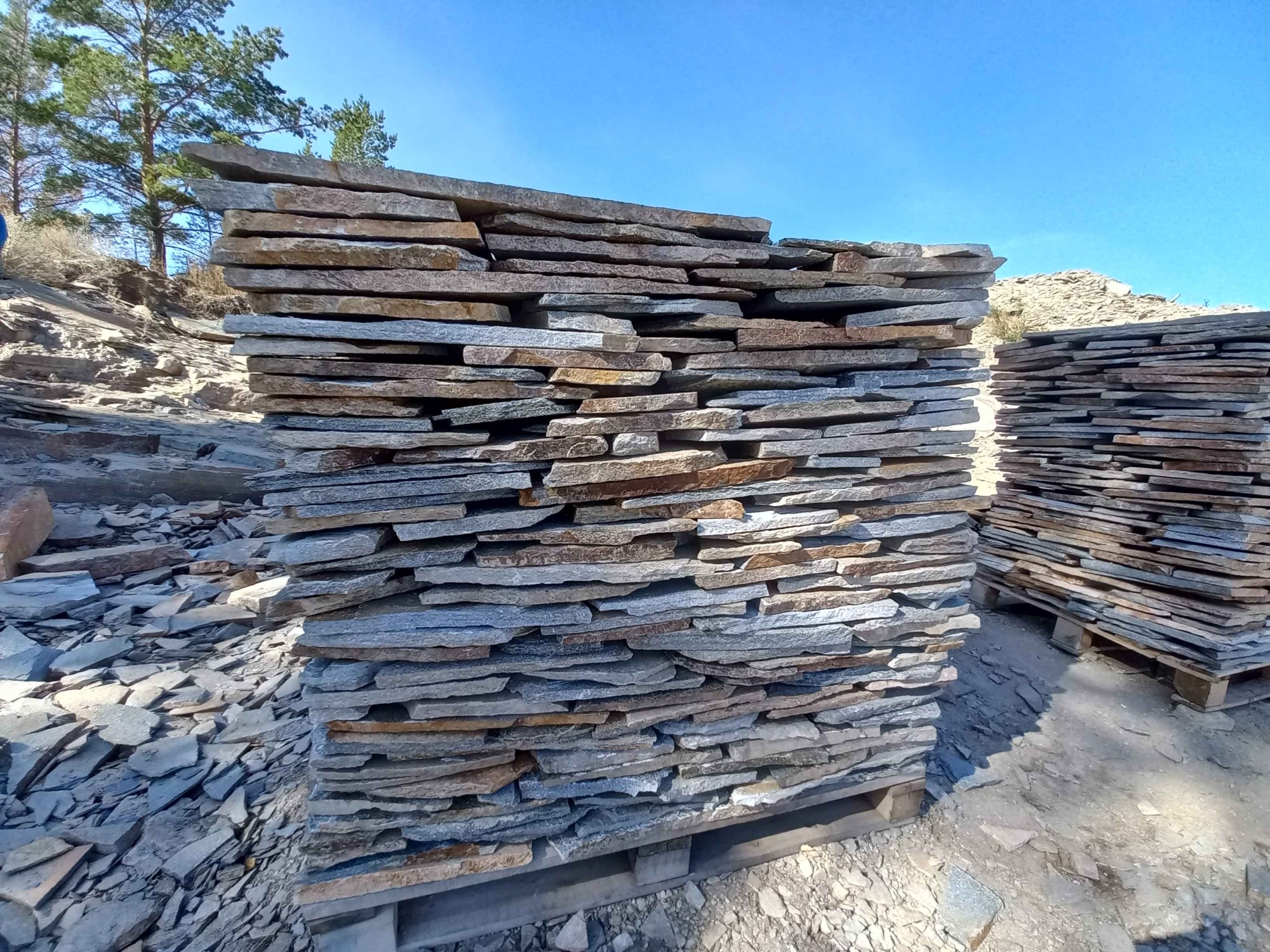 Плитняк златолит серебристый для фасада купить в Искитиме