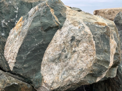 Гигантские зелёные валуны для ландшафтного дизайна весом более 5 тонн купить в Искитиме