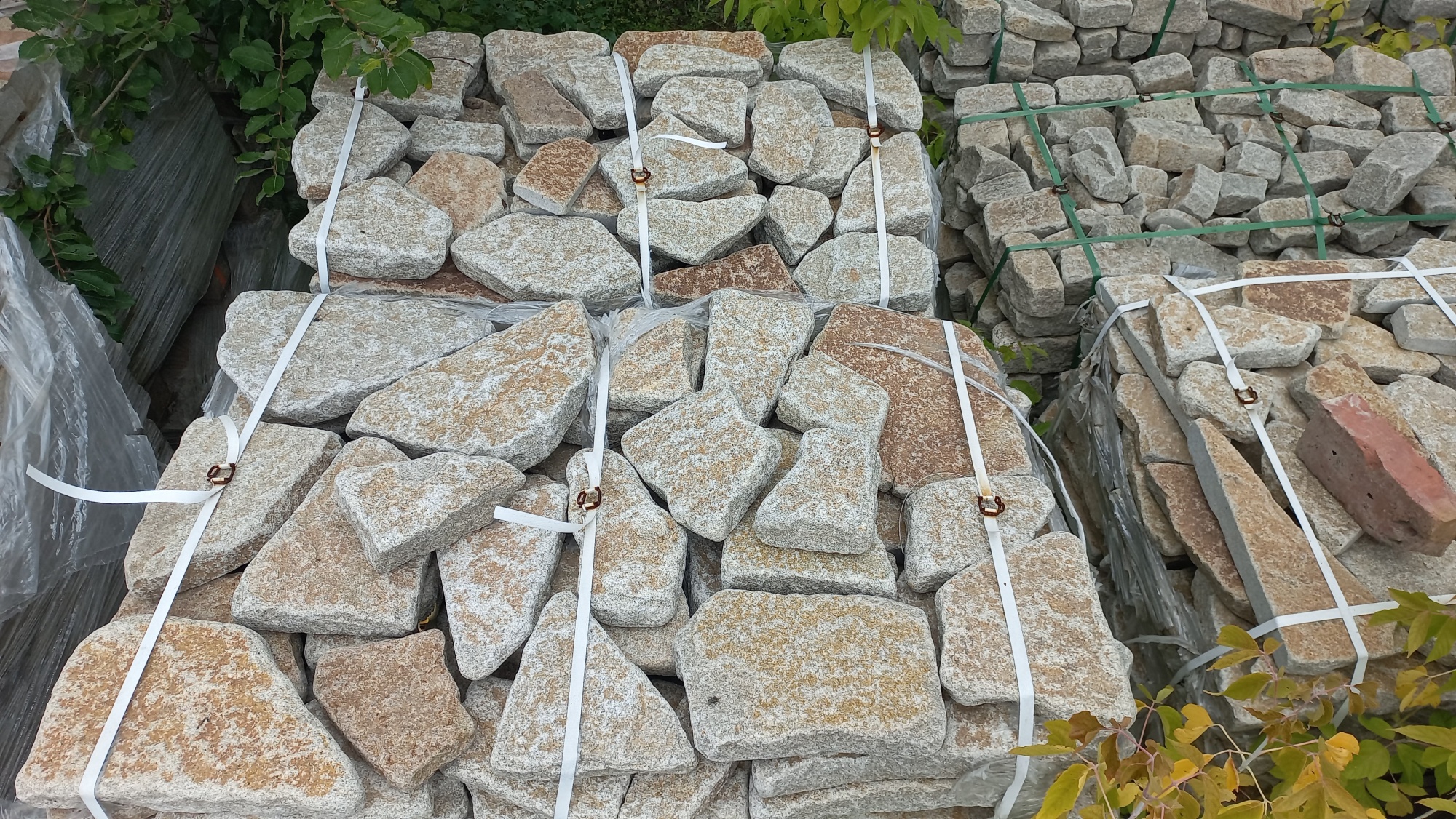 Гранитный плитняк галтованный для мощения купить в Искитиме