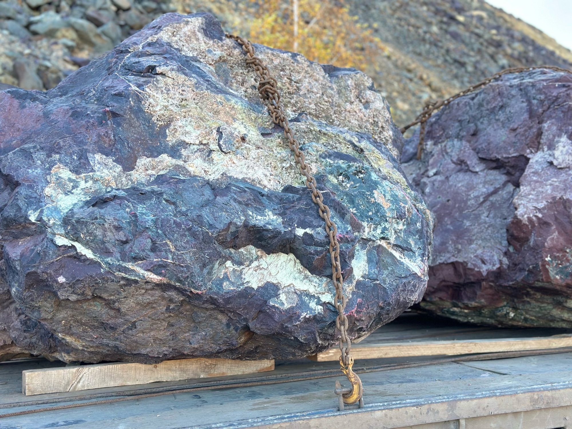 Огромные красно-фиолетовые валуны для ландшафтного дизайна весом более 5 тонн купить в Искитиме