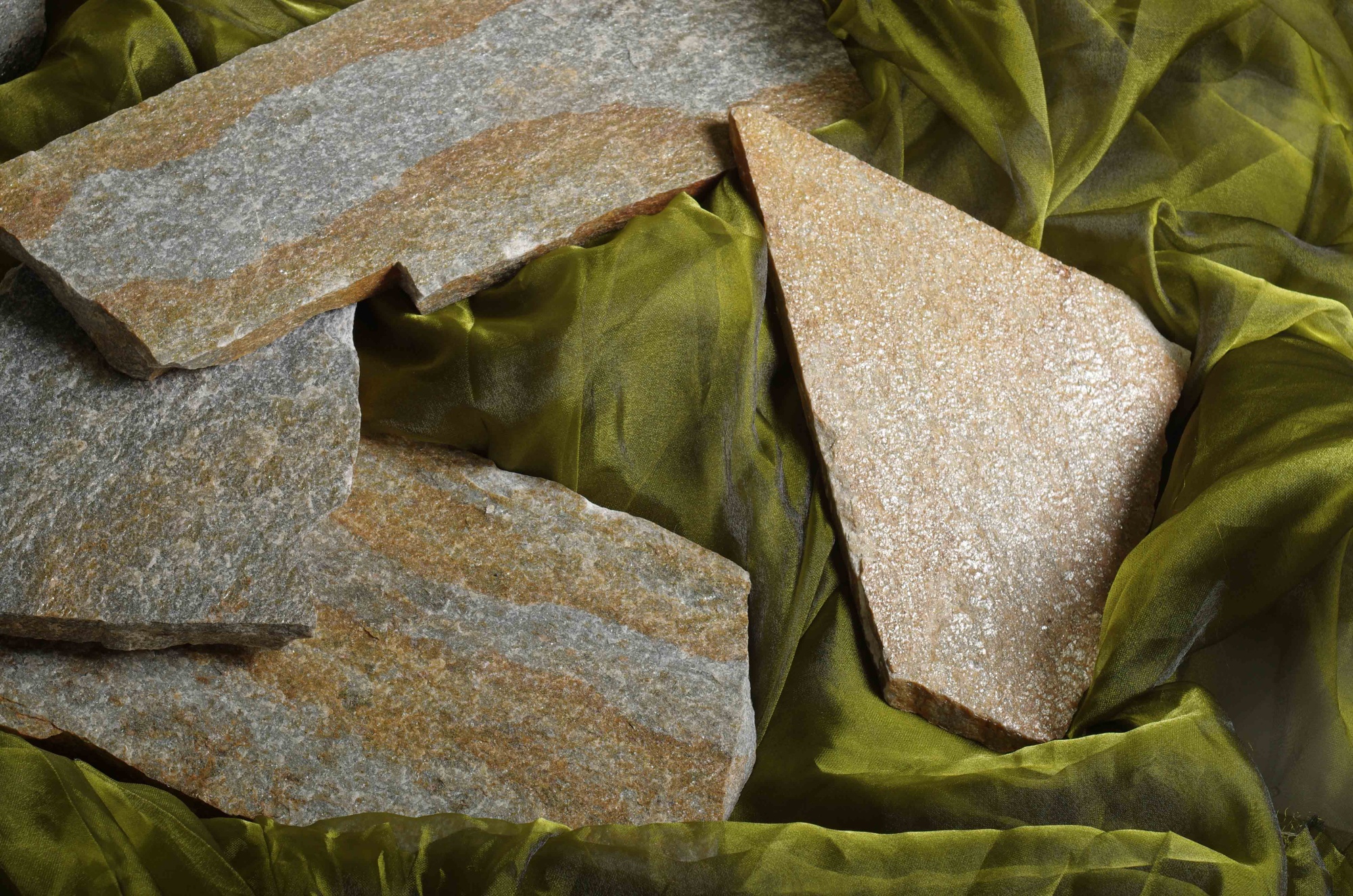 Плитняк златолит Уральский для цоколя, отмостки купить в Искитиме