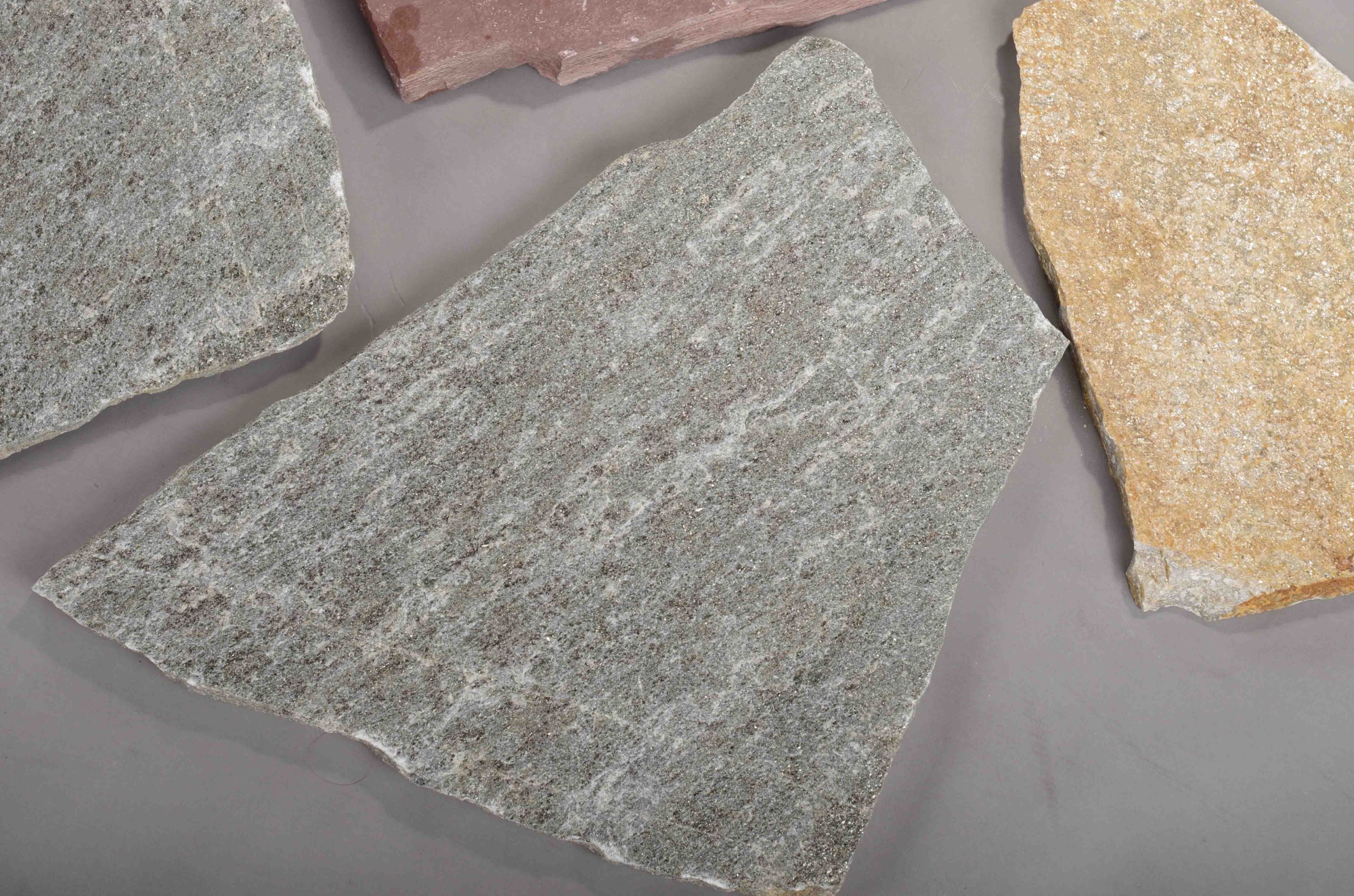 Плитняк златолит Уральский для цоколя, отмостки купить в Искитиме