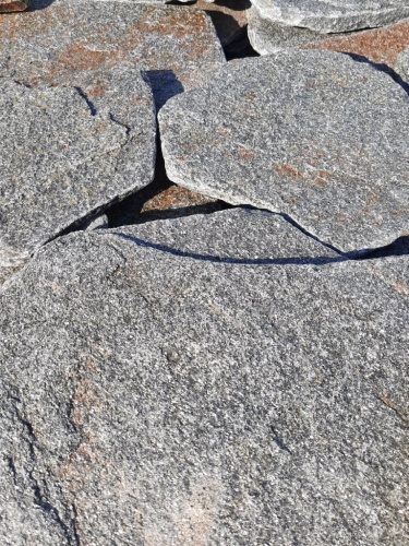 Златолит серебристый галтованный для лестниц купить в Искитиме