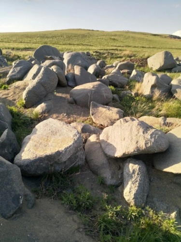 ландшафтные валуны серые