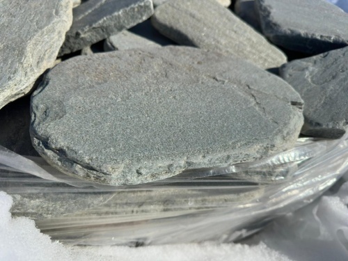 Плитняк златолит зелёный галтованный для мощения на бетон купить в Искитиме