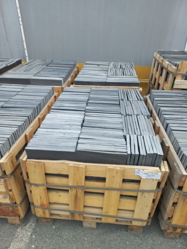 чёрная каменная плитка